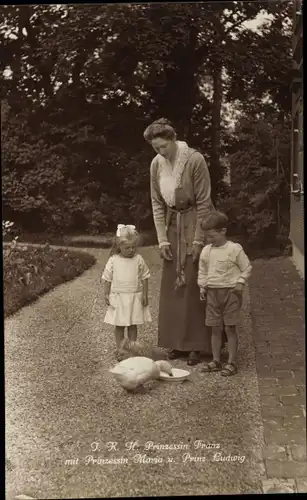 Ak Isabella von Croÿ, Prinzessin Franz mit Prinzessin Maria und Prinz Ludwig, Fütterung einer Gans