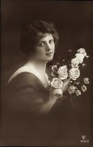 Ak Junge Frau mit Blumenstrauß, Portrait, Rosen