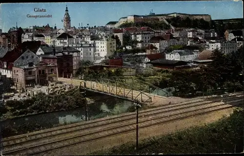 Ak Kłodzko Glatz Schlesien, Totalansicht der Ortschaft, Bahnschienen, Festung