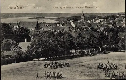 Ak Haderslev Hadersleben Dänemark, Blick zum Damm von der Kaserne aus, Exerzierplatz