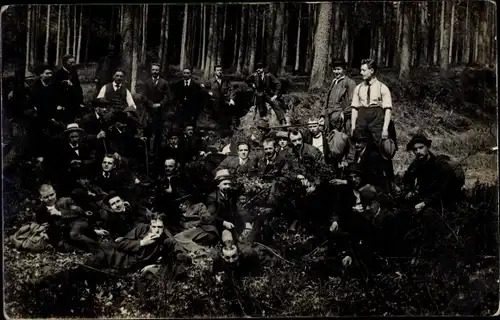 Foto Ak Bassum in Niedersachsen, Gruppenbild an Himmelfahrt, Turnfahrt 1913, Wald