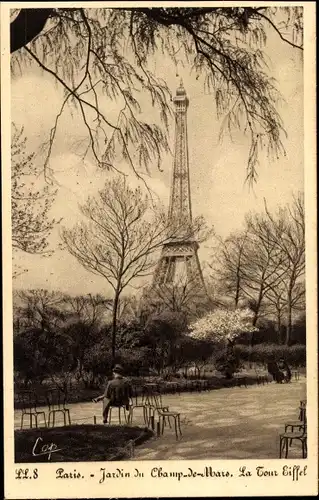 Ak Paris VII, La Tour Eiffel, Eiffelturm, Jardin du Champ de Mars