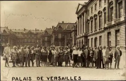Foto Ak Versailles Yvelines, Palais de Versailles, Gruppenfoto, Reisegruppe