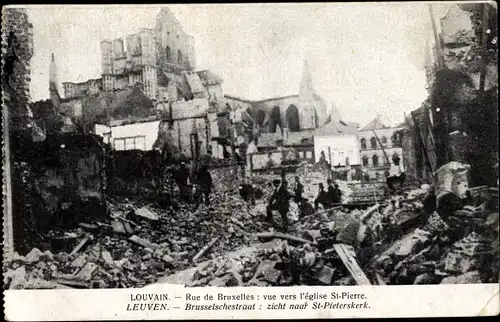 Ak Louvain Leuven Flämisch Brabant, rue de Bruxelles, vue vers l'Église St Pierre, Ruinen, I. WK