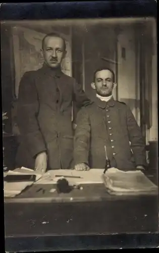 Foto Ak Zwei Deutsche Soldaten in Uniformen an einem Schreibtisch