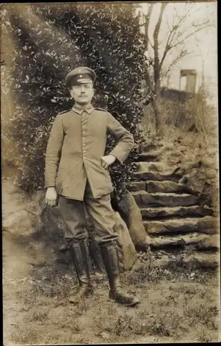 Foto Ak Deutscher Soldat in Uniform, Standportrait