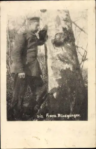 Foto Ak Französischer Blindgänger steckt in einem Baum, deutscher Soldat, I WK