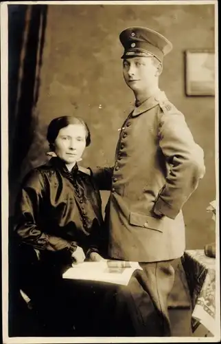 Foto Ak Deutscher Soldat in Uniform mit Frau, Portrait