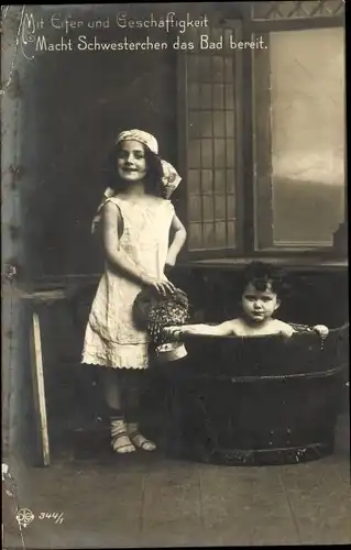 Ak Schwesterchen mach das Bad bereit, Kind im Waschzuber