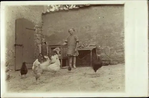 Foto Ak Junge und Mädchen mit Hühnern auf einem Bauernhof