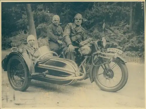 Foto Familie auf einem NSU Motorrad mit Beiwagen, KFZ Kennz. IP 50449