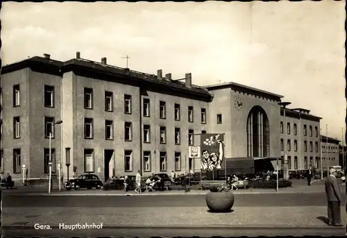 Ak Gera in Thüringen, Blick von der Straße auf den Hauptbahnhof, LKW, Taxi