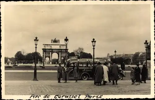 Foto Ak Paris I Louvre, Arc de Carrousel, Reisebus