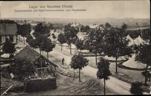 Ak Sissonne Aisne, Lager, Gesamtansicht mit Platz-Kommandantur und Hauptwache