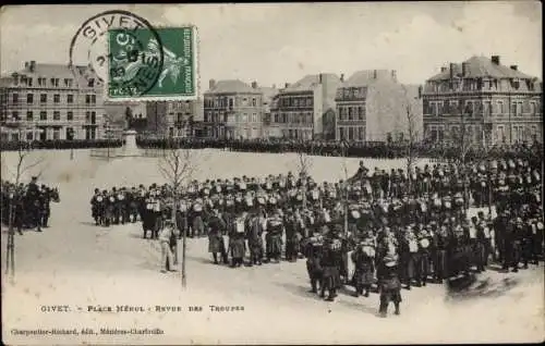 Ak Givet Ardennes, Place Mehul, Revue des Troupes