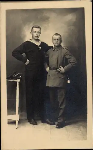 Foto Ak Deutsche Soldaten in Uniformen, Seemann, Standportrait