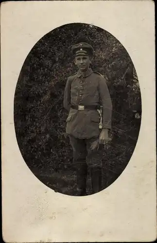 Foto Ak Deutscher Soldat in Uniform, Standportrait