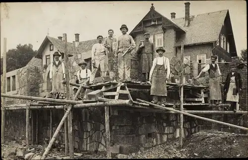 Foto Ak Neufang Sonneberg in Thüringen, Maurer beim Bau eines Hauses, Haus Louis Scharfenberg, 1910