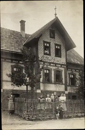 Foto Ak Neufang Sonneberg in Thüringen, Wohnhaus, Anwohner, Kinder im Garten
