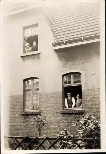 Foto Ak Habinghorst Castrop Rauxel im Ruhrgebiet, Wohnhaus, Anwohner an den Fenstern, 1927