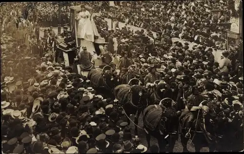 Foto Ak Krefeld am Niederrhein, Festwagen, Festumzug, Menschenmenge