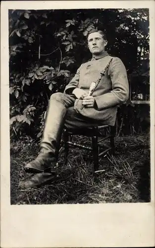 Foto Ak Deutscher Soldat in Uniform mit Stabpfeife, Portrait