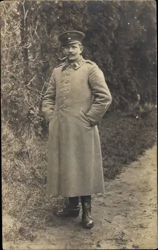 Foto Ak Deutscher Soldat in Uniform mit Pfeife, Portrait