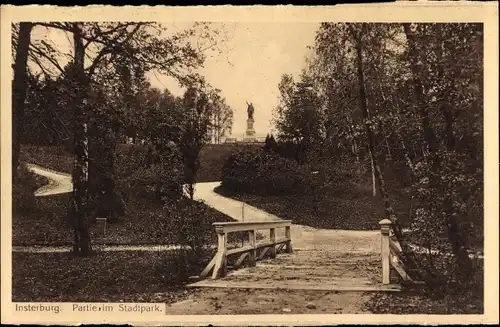 Ak Tschernjachowsk Insterburg Ostpreußen, Partie im Stadtpark, Denkmal