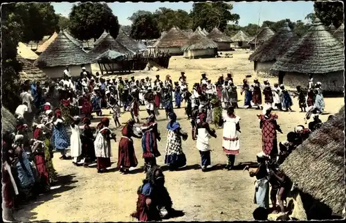 Ak L'Afrique en Couleurs, Danses au Village, tanzende Afrikaner, Lehmhütten