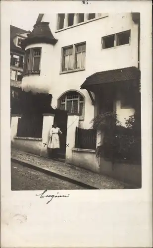 Foto Ak Bâle Basel Stadt Schweiz, Frau vor einem Wohnhaus, Eugénie