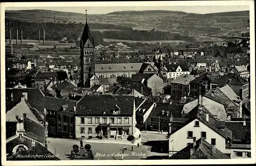 Ak Neunkirchen im Saarland, Blick von der oberen Kirche, Platz, Denkmal, Geschäfte