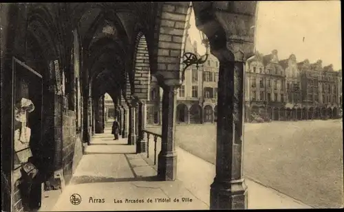 Ak Arras Pas de Calais, Les Arcades de l'Hôtel de Ville, Arkaden am Rathaus