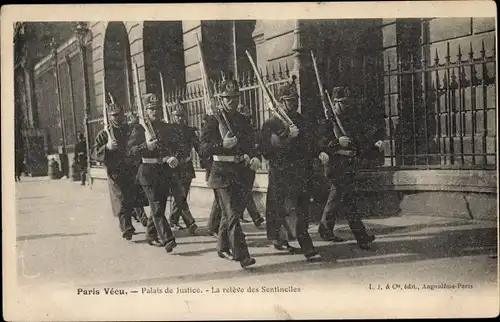 Ak Paris IV Ile de la Cité, Palais de la Justice, la relève des Sentinelles, Wachablösung