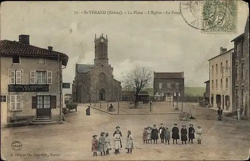 Ak Saint Vérand Isère, la PLace, l' Église, la Poste, Kindergruppe