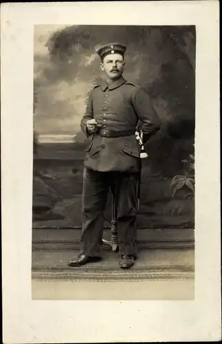 Foto Ak Deutscher Soldat in Uniform, Standportrait