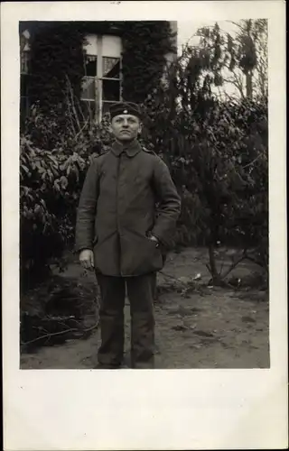 Foto Ak Deutscher Soldat in Uniform, Standportrait