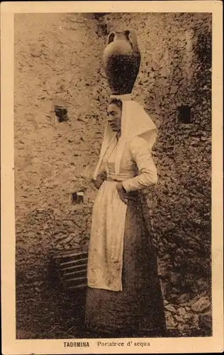 Ak Taormina Sicilia, Portatrice d'acqua, Wasserträgerin in sizilianischer Tracht