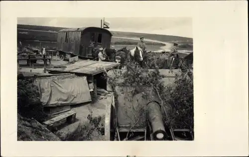 Foto Ak Kriegsschauplatz 1. WK, Zirkuswagen der Batterie Fuchs, Ankunft in der Feuerstellung 1915