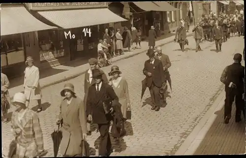 Foto Ak Kevelaer am Niederrhein, Pilgerzug auf der Straße, Geschäfte