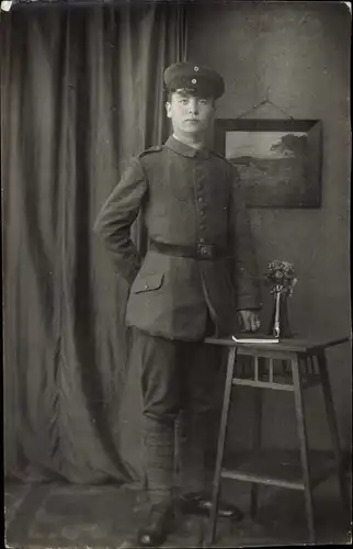 Foto Ak Deutscher Soldat in Uniform, Standportrait