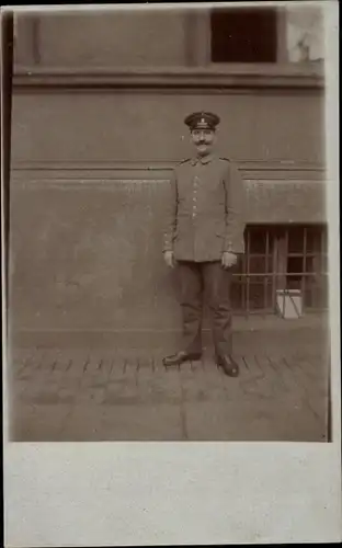 Foto Ak Deutscher Soldat in Uniform, Standportrait