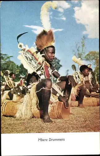 Ak Mbere Drummers, Afrikaner in traditioneller Tracht mit Trommeln
