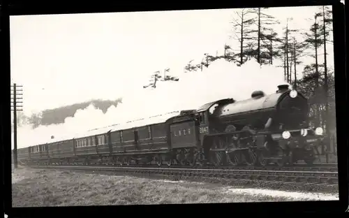 Foto Ak Britische Eisenbahn, LNER B17 Class No. 2847, Dampflok, 4-6-0