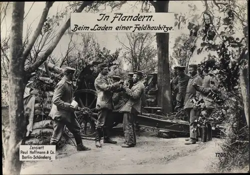 Ak Flandern, Deutsche Soldaten in Uniformen beim Laden einer Feldhaubitze, I WK