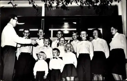 Ak Tilburg Nordbrabant Niederlande, Singende Kinder, Chor, Fam. van den Besselaar, Sinopelstraat 65