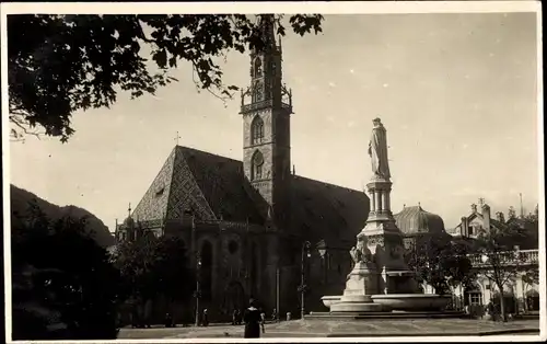 Foto Ak Bozen Bolzano Südtirol, Kirche, Denkmal, Platz