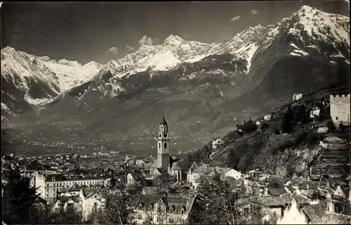 Foto Ak Meran Merano Südtirol, Gesamtansicht, Kirchturm, Bergmassiv