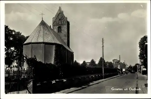 Ak Oudkerk Friesland Niederlande, Straßenpartie, Kirche