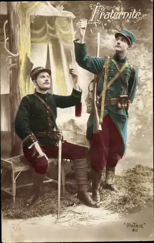 Ak Fraternité, zwei französische Soldaten in Uniformen, Säbel