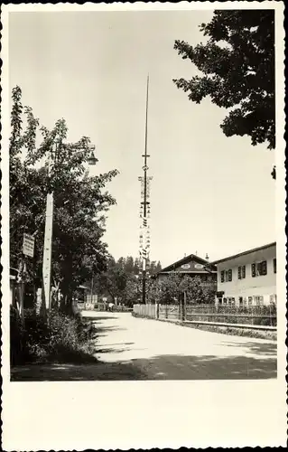 Foto Ak Gunzesried Blaichach im Allgäu, Maibaum, Straßenpartie